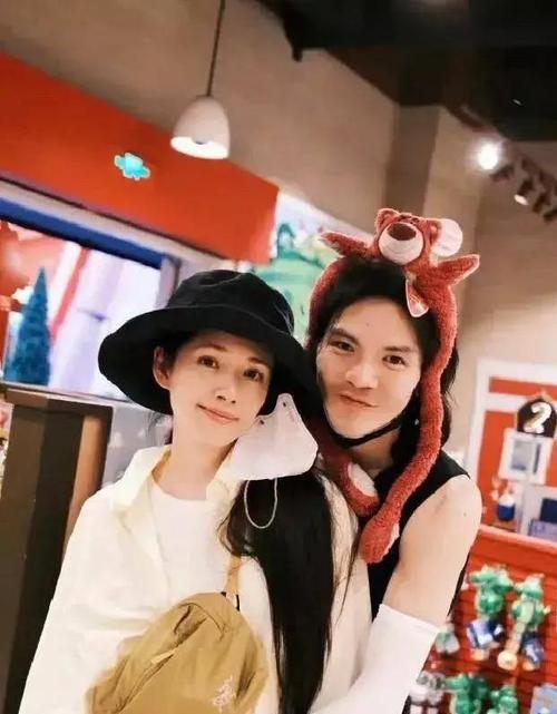 向佐发文庆祝母亲节, 狠开美颜郭碧婷变形到认不出, 笑晕在评论区|男