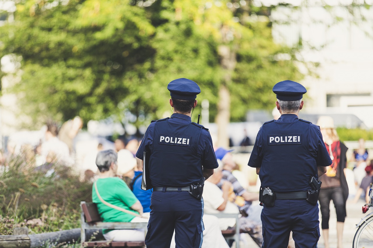 警方通报地铁内小伙遭老人殴打事件，揭示事件真相，呼吁社会正义