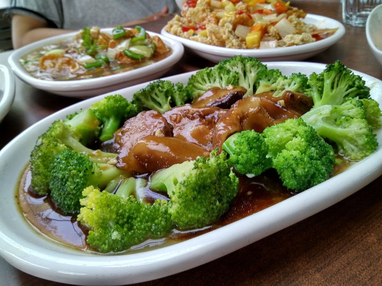 美食探索肥肠的美味之旅，经典川味香辣爆炒肥肠与健康营养的炖煮秘方