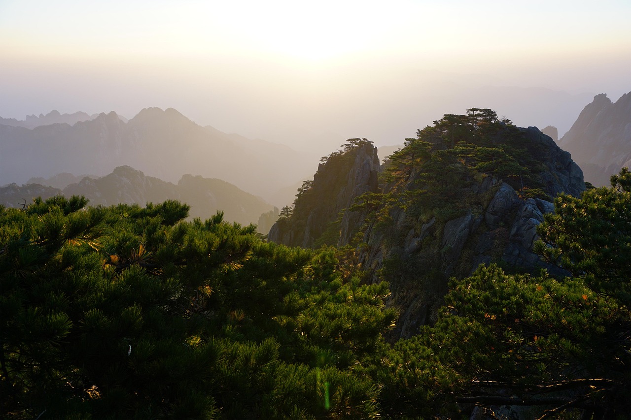 黄山，人间仙境的诗篇—探索自然的瑰丽与神秘